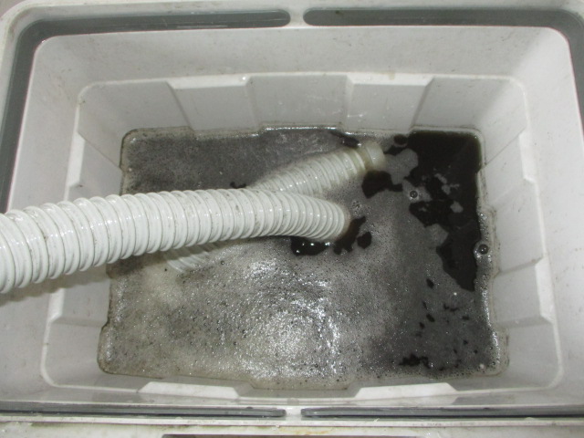 エアコン洗浄：真っ黒い排水