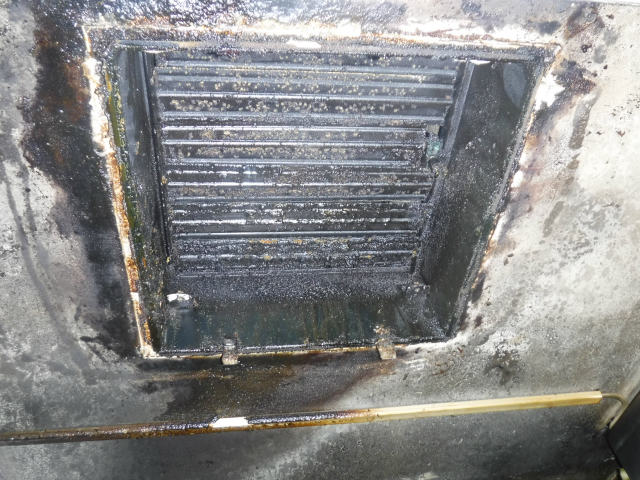 給気系統のガラリを外すと、汚れで内側ダンパーのシャッターが閉じていた。これでは給気できない