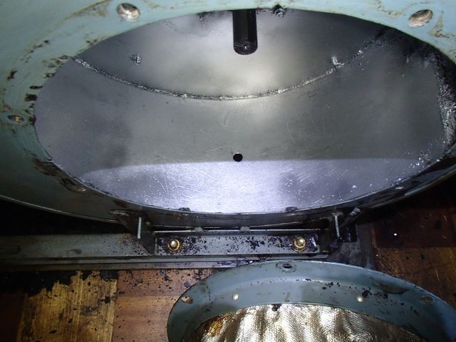 小道具を使いながら丁寧に清掃