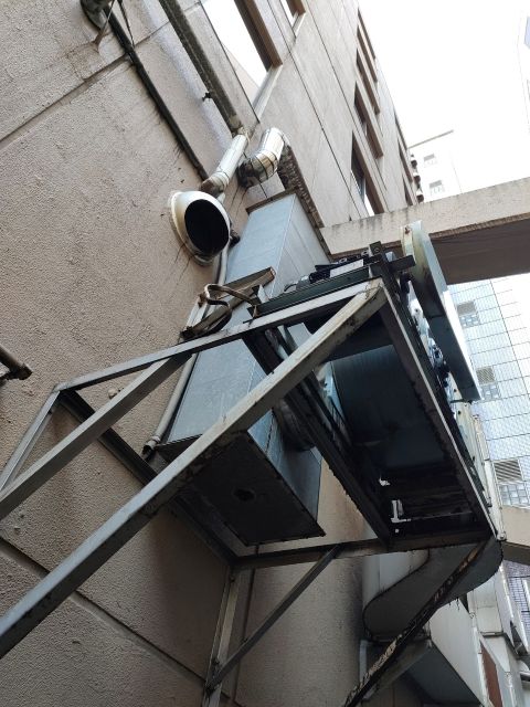 商業施設ビルの排気ファン