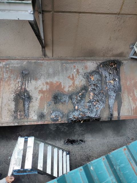 ダクト継ぎ目から油が垂れている