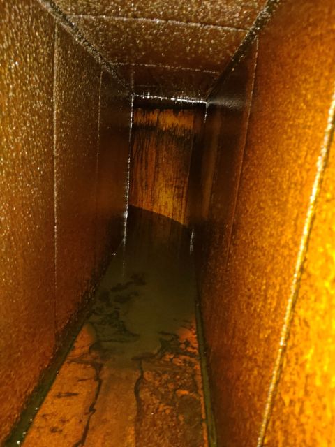 横引きダクトにもたくさんの油が