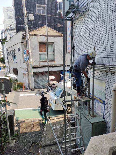 足場の組み立て中 足場の組み立て中