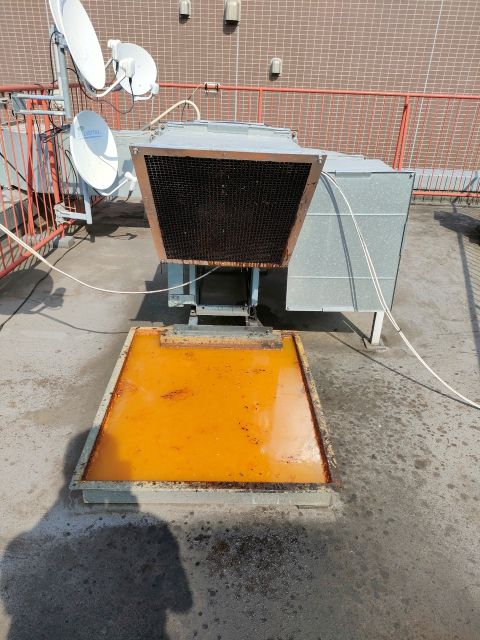 屋上排気ファンから油が垂れている 屋上排気ファンから油が垂れている