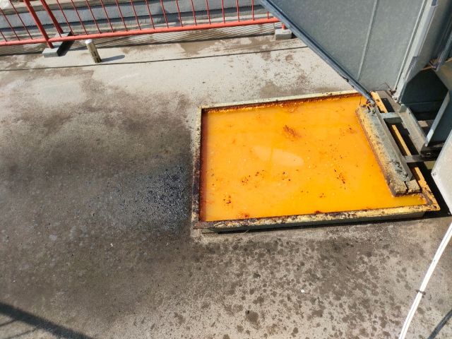 吐き出しダクトの角度に対しドレンパンが正しく設置されていない 吐き出しダクトの角度に対しドレンパンが正しく設置されていない