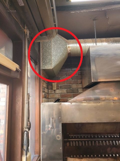 このダクト内部に有圧換気扇が入っている