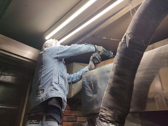 ダクトを切断して内部を確認