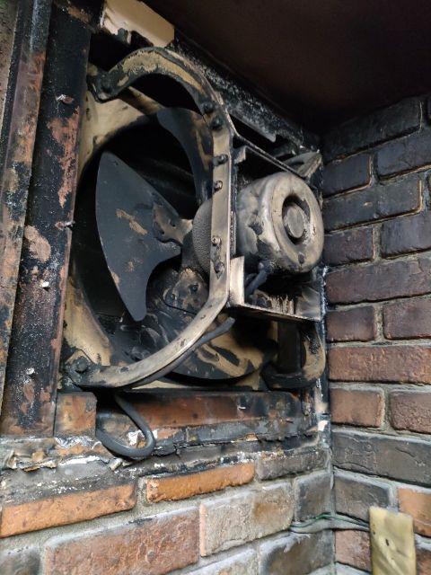 古い型番不明の有圧扇。更新機器はサイズから判断