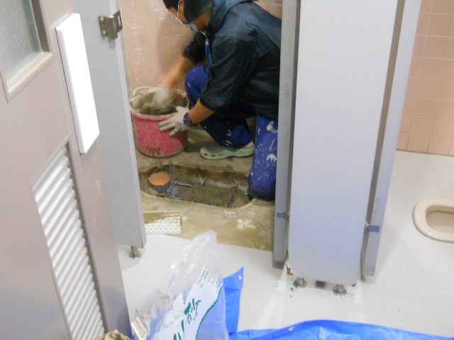 和式トイレ洋式リフォーム工事の様子