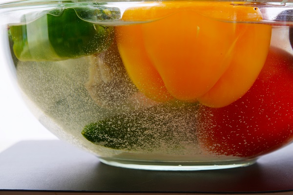 ワックスや農薬は野菜や果物の表面から剥離され、海萌子成分に吸引されていきます。