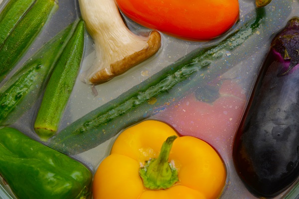 野菜を海萌子の溶液に浸すと、野菜や果物に付着していた農薬やワックスが浮き上がってきます。
