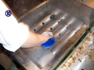 たわしなどで洗浄