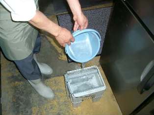 モップ用足ふみバケツに移し替える